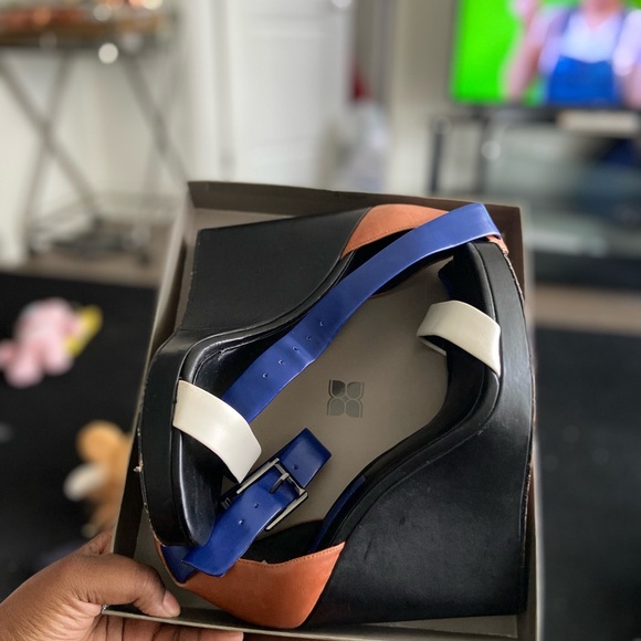 BCBGMAXAZRIA  color block wedge - Picture 10 of 11